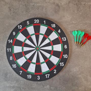 Dartbord met pijlen  beschikbaar voor biedingen