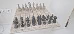 Antiek schaakspel met tinnen schaakstukken, Ophalen