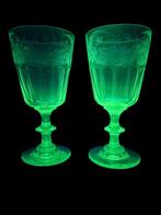 2  antieke wijnglazen met inscriptie ( mangaan glas ), Ophalen of Verzenden