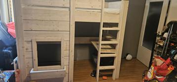 Mooi hoog bed met bureau beschikbaar voor biedingen