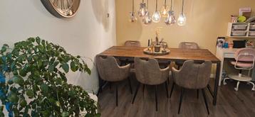 Te koop eettafel met stoelen  beschikbaar voor biedingen