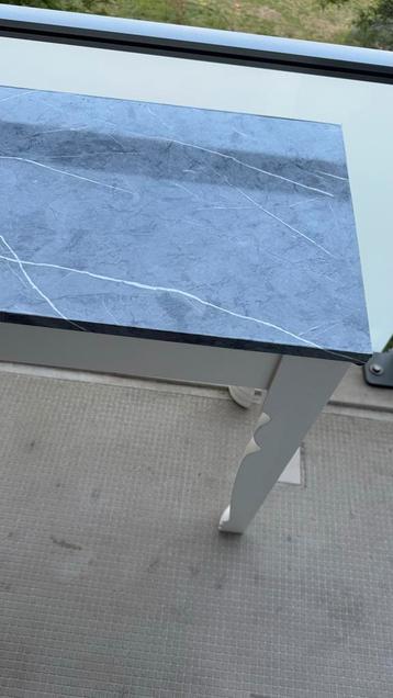 Haltafel met marmerlook blad beschikbaar voor biedingen