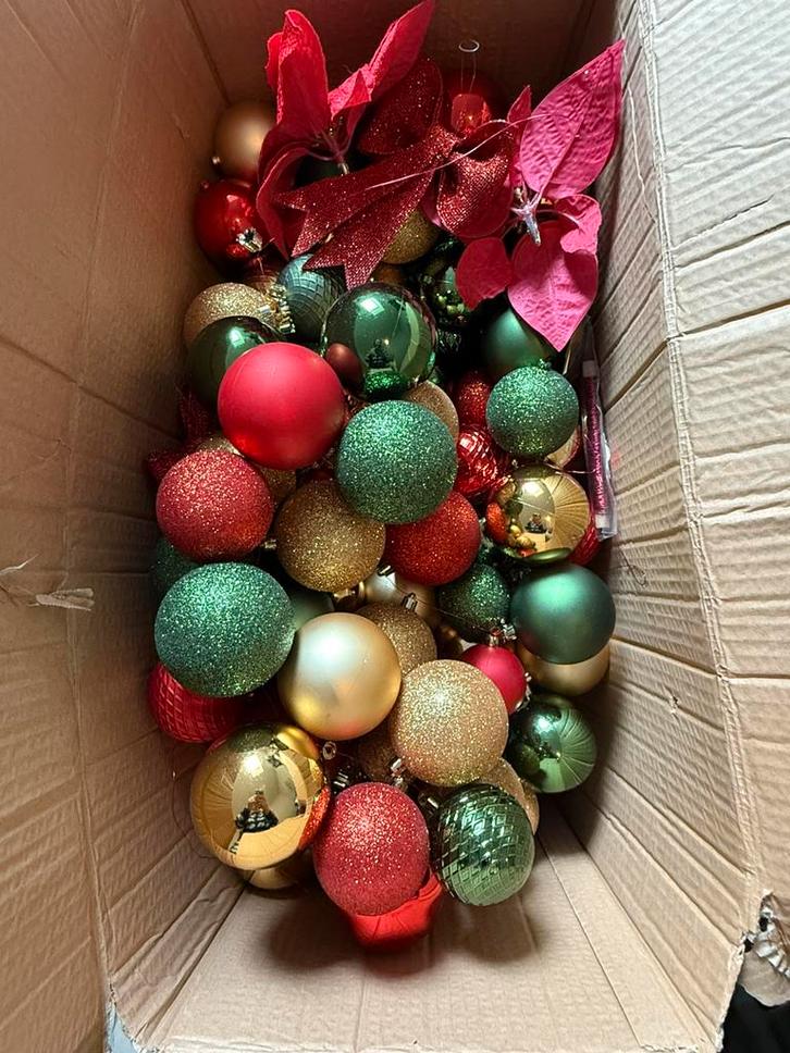 +- 300 kerstballen rood / groen / goud met piek, Diversen, Kerst, Zo goed als nieuw, Ophalen