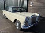 Mercedes-Benz 200 D Heckflosse NAP Nieuwstaat!, Auto's, Oldtimers, Lederen bekleding, Achterwielaandrijving, Zwart, Wit