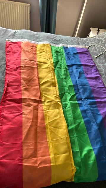 Regenboogvlag beschikbaar voor biedingen