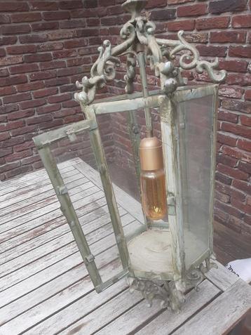 Prachtige metalen hanglamp in lantaarnvorm beschikbaar voor biedingen