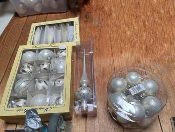 Witte glazen kerstballen & decoraties – chique winterstijl beschikbaar voor biedingen