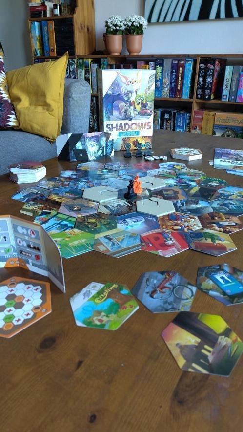Shadows Amsterdam - Bordspel, Hobby en Vrije tijd, Gezelschapsspellen | Bordspellen, Zo goed als nieuw, Een of twee spelers, Drie of vier spelers
