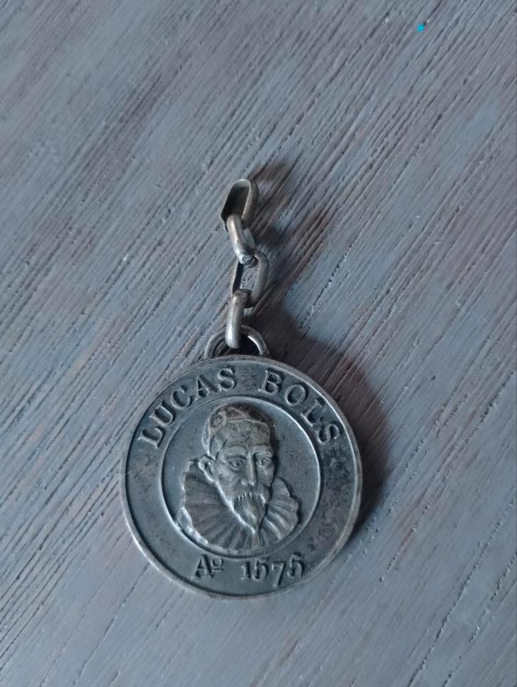 Medaillon/sleutelhanger van Lucas Bols, Sieraden, Tassen en Uiterlijk, Antieke sieraden, Hanger, Overige materialen, Ophalen of Verzenden