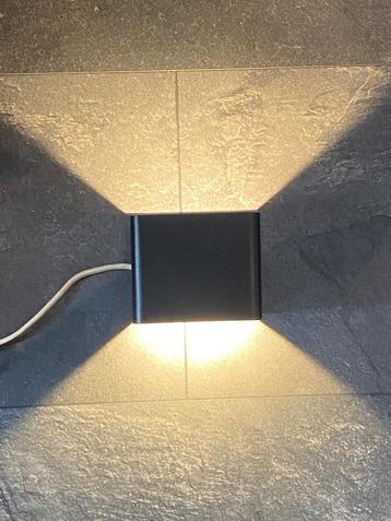 2 Zwarte Vierkante Wandlampjes Led beschikbaar voor biedingen