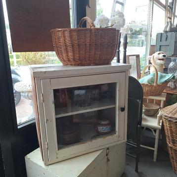 Brocante vitrinekast keukenkast  beschikbaar voor biedingen