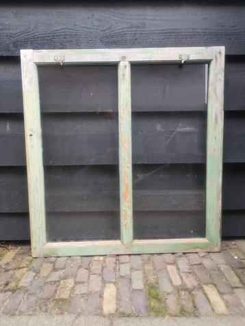 Oud raam kozijn met glas beschikbaar voor biedingen