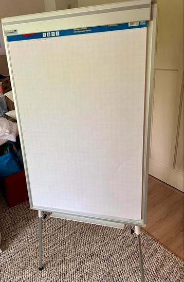 Flipover board met whiteboard beschikbaar voor biedingen