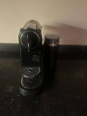 Nespesso  koffie automaat met  opschuimer. En met storing beschikbaar voor biedingen