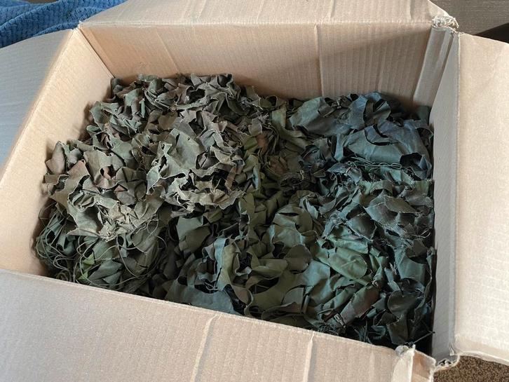 X2 camouflage netten in doos., Verzamelen, Militaria | Algemeen, Landmacht, Overige typen, Nederland, Ophalen of Verzenden