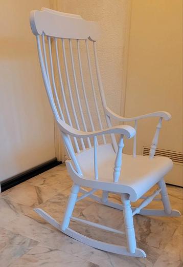 Klassieke houten schommelstoel wit beschikbaar voor biedingen