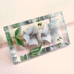 Vintage broche reversed carved lucite witte bloemen jr '30, Overige materialen, 4 tot 7 cm, Gebruikt, Verzenden