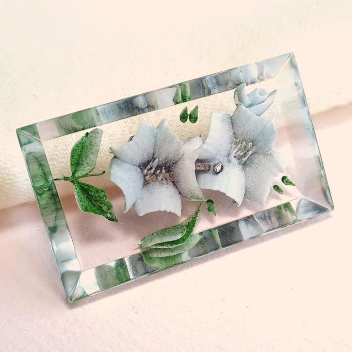 Vintage broche reversed carved lucite witte bloemen jr '30, Sieraden, Tassen en Uiterlijk, Broches, Gebruikt, Overige materialen