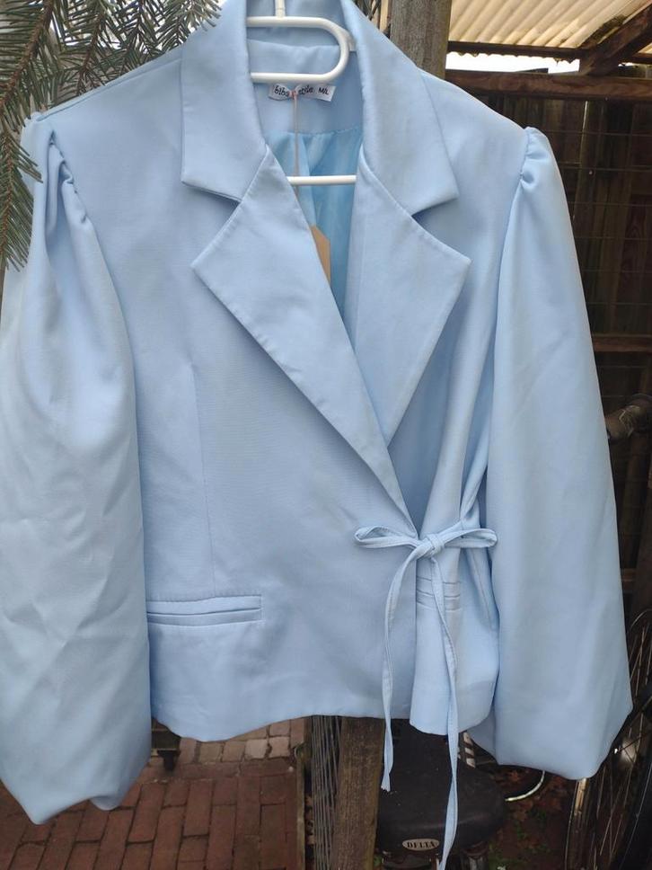Lichtblauw jasje met striksluiting - Maat 38/40/42, Kleding | Dames, Jasjes, Kostuums en Pakken, Zo goed als nieuw, Jasje, Maat 38/40 (M)