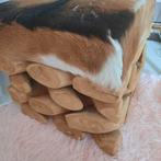 Poef/hocker geit. Zwaar houten stammen, Ophalen, Minder dan 50 cm, Vierkant, Zo goed als nieuw