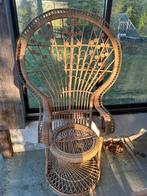 Vintage Pauwenstoel van Riet, Huis en Inrichting, Stoelen, Gebruikt, Bruin, Riet of Rotan, Ophalen of Verzenden