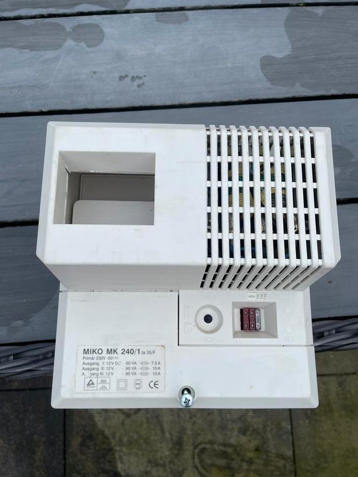 Miko mk 240/1 omvormer, Caravans en Kamperen, Caravan accessoires, Zo goed als nieuw, Ophalen of Verzenden