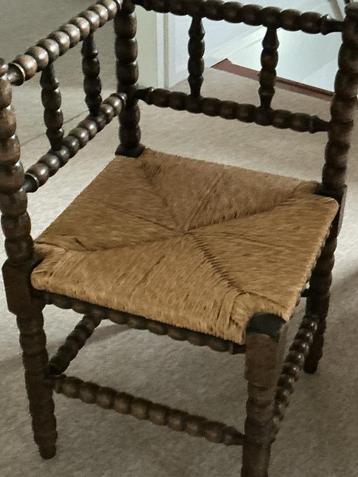 Eiken antiek hoekstoeltje. beschikbaar voor biedingen