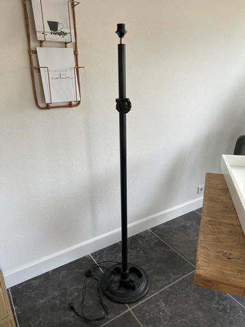 Stijlvolle Vloerlamp beschikbaar voor biedingen