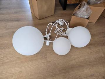 Hanglamp wit met glazen bollen beschikbaar voor biedingen