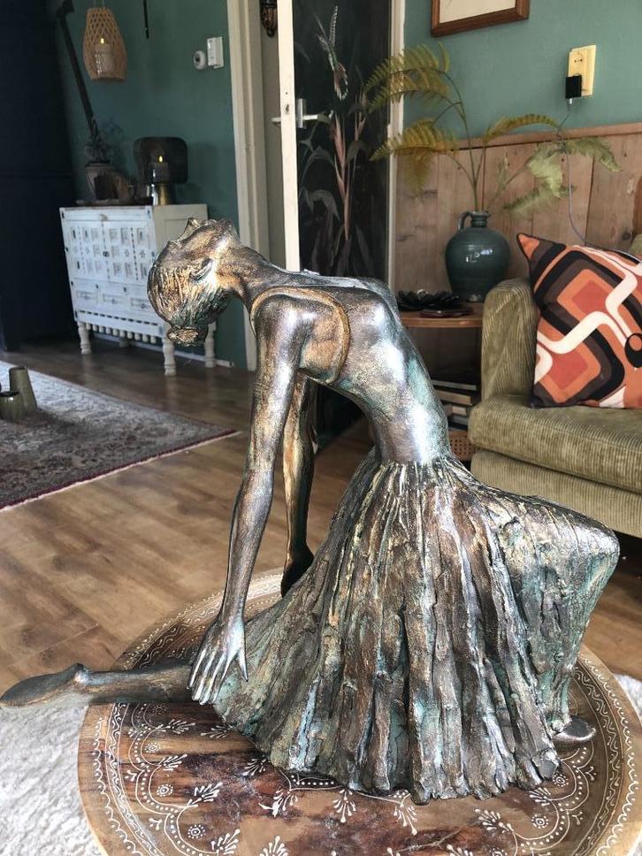 Prachtig beeld van een zittende danseres, Antiek en Kunst, Kunst | Beelden en Houtsnijwerken, Ophalen of Verzenden