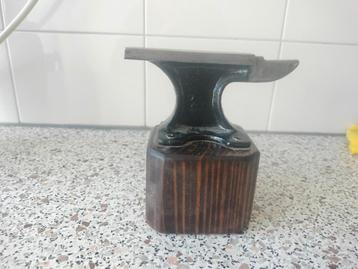 Oud klein Aambeeld  van Goud/Zilver Smid / Klokkenmaker. beschikbaar voor biedingen