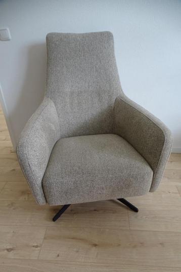 Draai fauteuil met licht bekleding beschikbaar voor biedingen