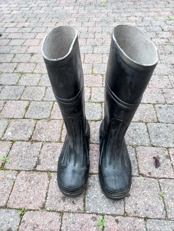 Zwarte laarzen met stalen neus. beschikbaar voor biedingen