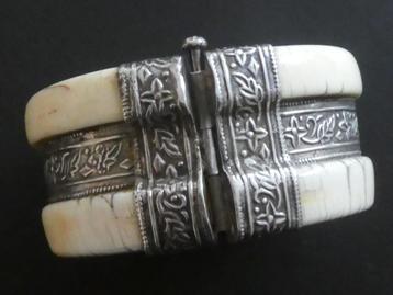 Antieke brede  Oriëntaalse armband beschikbaar voor biedingen