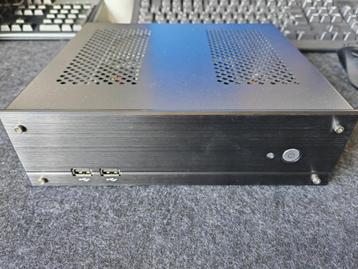 Kleine desktop computer beschikbaar voor biedingen