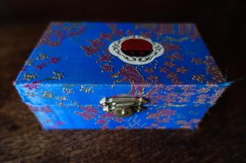 antieke meridiaan ballen in blauw zijde doosje beschikbaar voor biedingen