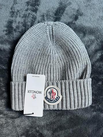 Nieuwe grijze Moncler beanie beschikbaar voor biedingen