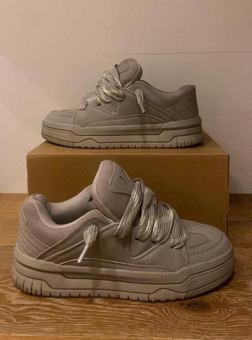 Bershka Skates Grijs, Kleding | Heren, Schoenen, Zo goed als nieuw, Overige kleuren, Ophalen of Verzenden