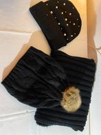 2 zwarte mutsen en lange Shawl NW, Kleding | Dames, Ophalen of Verzenden, Zo goed als nieuw, Maat 46/48 (XL) of groter, Sjaal