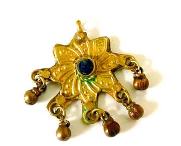 Prachtige oude Handgemaakte Messing Hanger met Lapis Lazuli beschikbaar voor biedingen