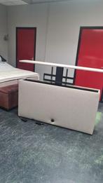 Voetbord met TV Lift - Beige Stof - Maatwerk mogelijk, 150 tot 200 cm, Nieuw, Ophalen of Verzenden, Voetbrod met tv lift