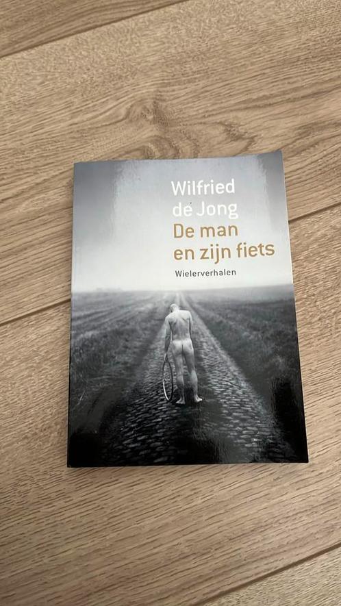 Wilfried de Jong - De man en zijn fiets, Boeken, Sportboeken, Zo goed als nieuw, Ophalen of Verzenden