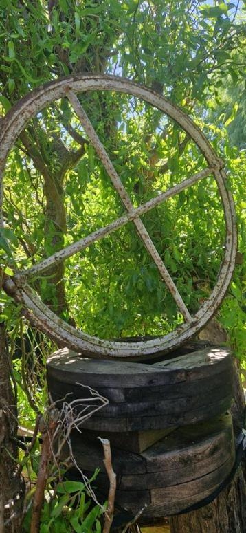 Prachtig rond kantelbaar stalraam (diameter 65 cm) brocante beschikbaar voor biedingen
