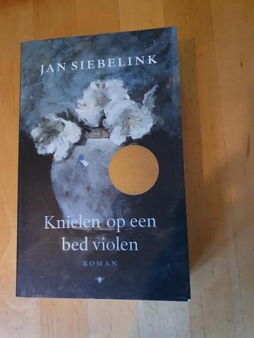 410 /    KNIELEN  OP  EEN BED  VIOLEN  van Jan Siebelink  beschikbaar voor biedingen