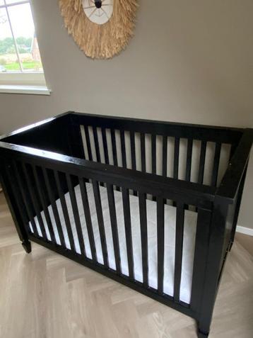 Babykamer ledikant en commode zwart beschikbaar voor biedingen