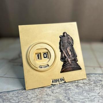 Vintage Sovjet Perpetuele Kalender - "Bevrijdingsstrijder" beschikbaar voor biedingen