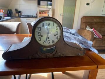 leuke oude pendule lengte 68cm ,h=35cm,diam.wijzerpl.20cm beschikbaar voor biedingen