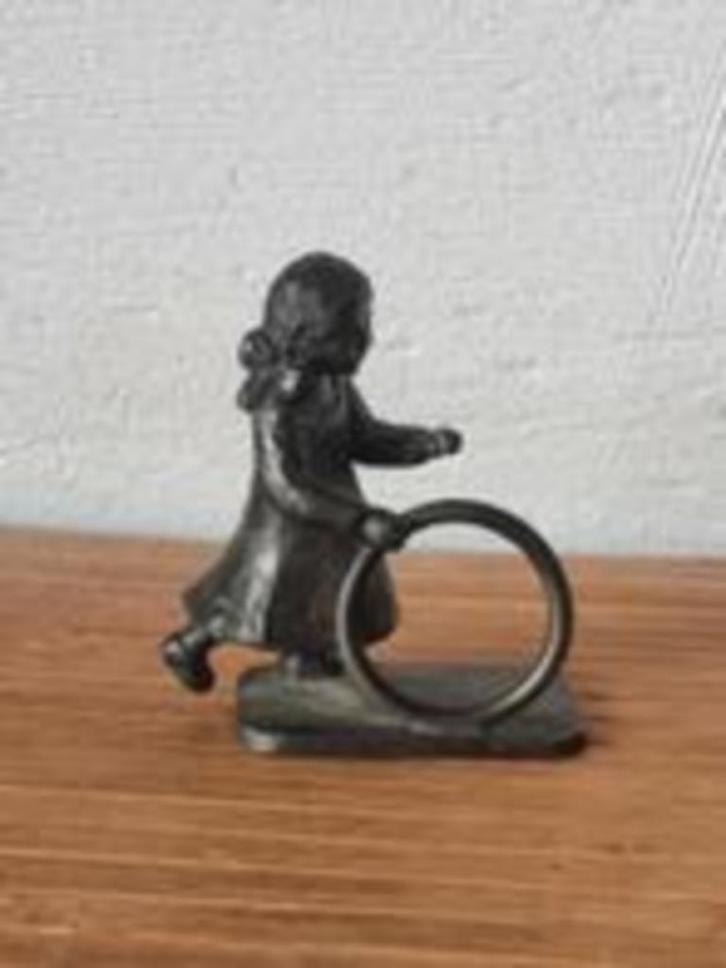 Beeldje tin ardje de graaf meisje hoepel meeuws tiel, Antiek en Kunst, Kunst | Beelden en Houtsnijwerken, Ophalen