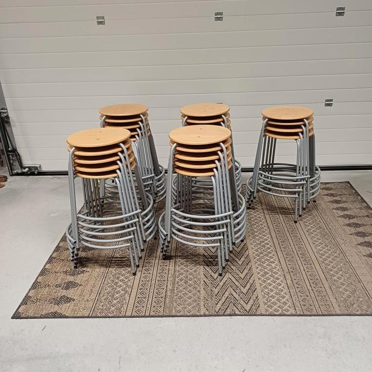 24 x stapelbare school atelier krukken partij hogere krukken, Huis en Inrichting, Krukjes, Gebruikt, Hout, Ophalen