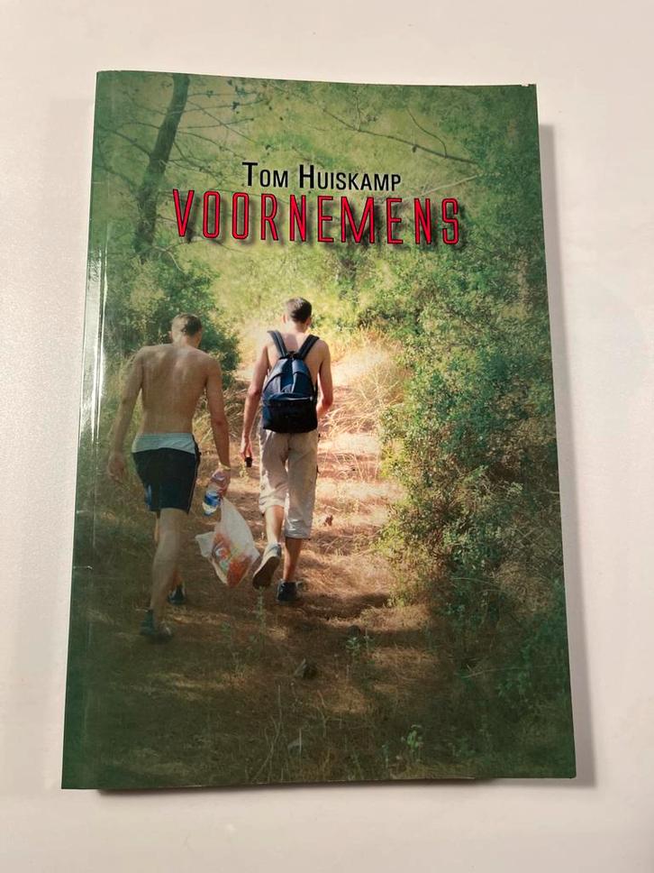 Voornemens - Tom Huiskamp, Boeken, Romans, Zo goed als nieuw, Nederland, Ophalen of Verzenden